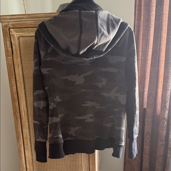 Athleta Triumph full-zip hoodie jacket in a black and gray camouflage print - Picture 8 of 9